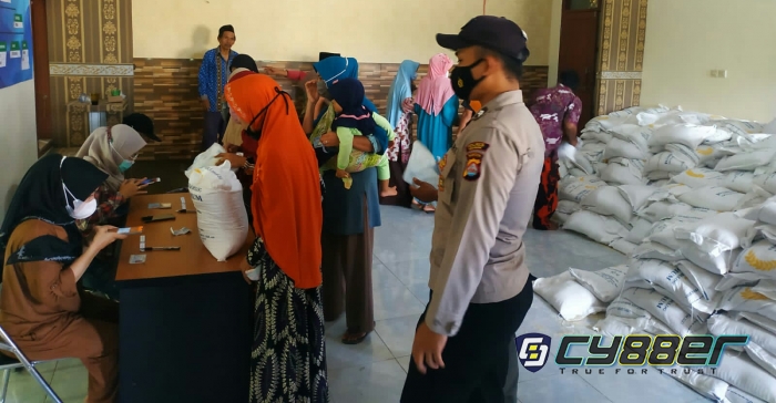 Polsek Cinangka Monitoring Penyaluran Bantuan Beras dari Kemensos RI