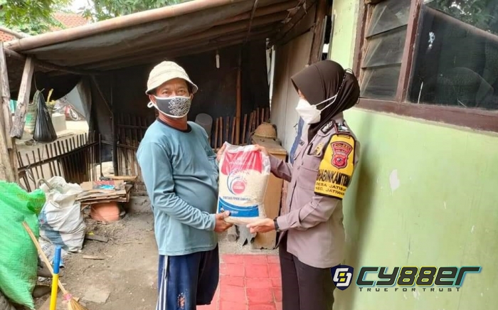 PPKM Level 3 di Majalengka, Polisi Salurkan Bansos pada Warga Kurang Mampu