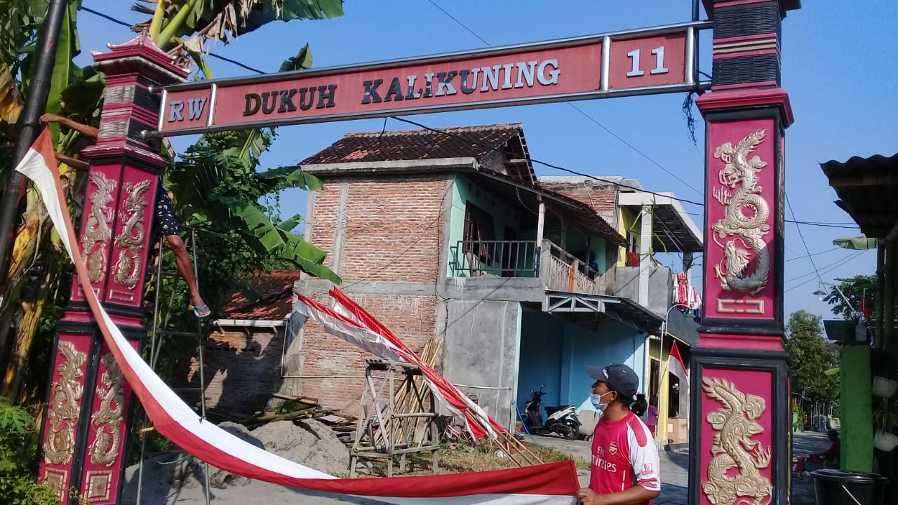 Semangat Gotong Royong Menyambut HUT RI Ke - 76 di Kalikuning Rw 11 