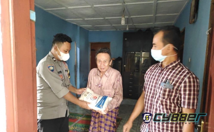 Polisi Salurkan Bansos pada Warga Terdampak Covid 19 Dimasa PPKM Darurat Level 4