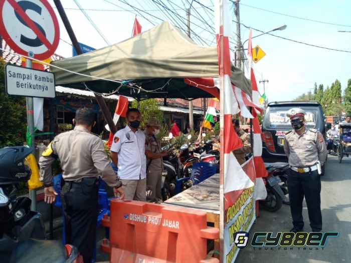 Operasi Yustisi Ops Aman Nusa II Polsek Kadipaten Bagikan Masker di Pasar Tradisional