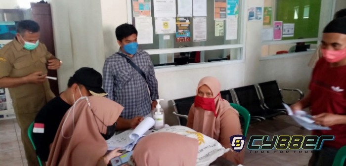 Pemdes Wates Jaya Salurkan 701 Beras Medium Pada Warga Terdampak PPKM