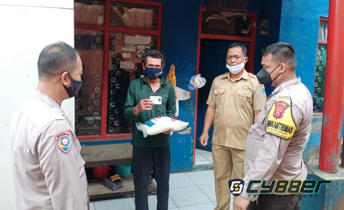 Ringankan Beban Masyarakat, Polisi Terus alurkan Bansos Secara Door To Door