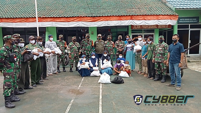 Peduli kasih, Romo Felix Supranto Bersama Koramil 13 Cisoka Bagikan Sembako Kepada Warga Miskin dan Anak Yatim