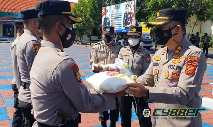 Secara Simbolis, Kapolres Majalengka Serahkan Beras Bansos 60 Ton Ke Kapolsek Untuk Masyarakat Terdampak PPKM Darurat