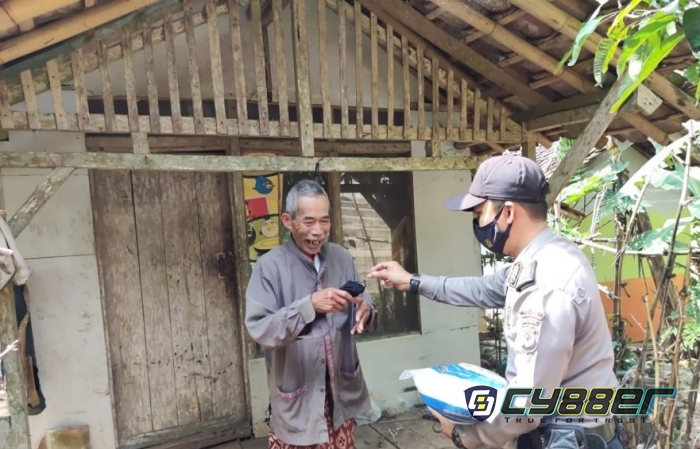 Tak Kenal Lelah Polisi Salurkan Bansos Kepada Warga Jompo Terdampak PPKM Darurat 