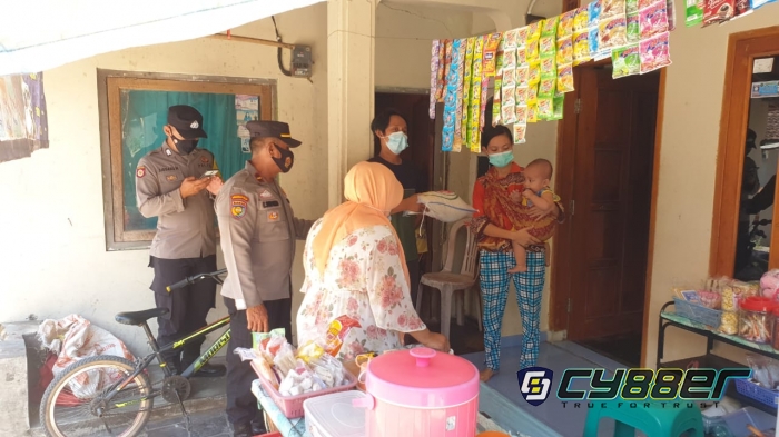 Polisi Salurkan Bantuan Beras Polri Peduli Pandemi Covid-19 