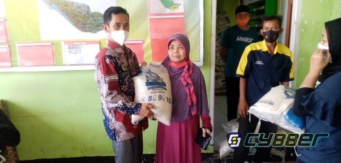 Terdampak PPKM, 1237 KPM Desa Tugu Jaya Dapat Bantuan Beras