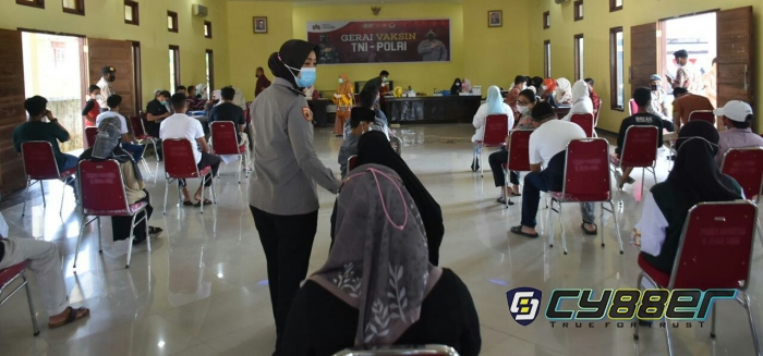 Kapolres Kuansing Cek Pelaksanaan Vaksinasi Massal di Gerai Vaksin C-19 TNI- POLRI