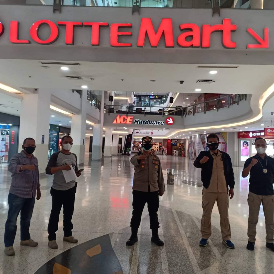 Kapolsek Bojongloa Kaler Cek Implementasi Uji Coba Prokes di Pusat  Perbelanjaan Saat Perpanjangan PPKM Level 4