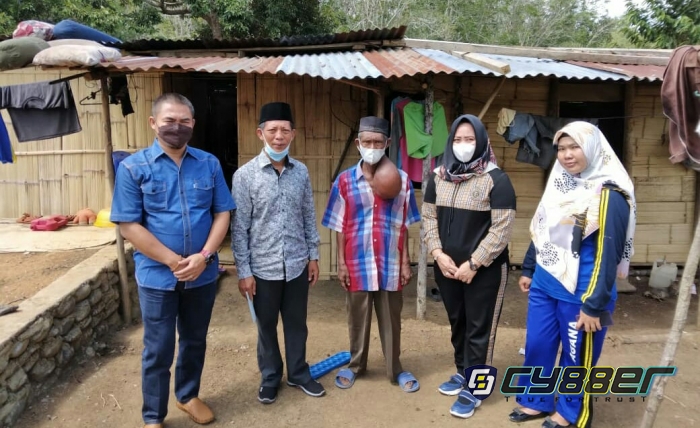 Kepala Dinas Sosial Kunjungi Rumah Warga Pengidap Kanker
