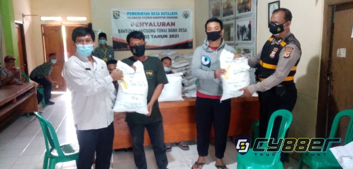 Pemdes Kutajaya Salurkan Bantuan Beras PPKM