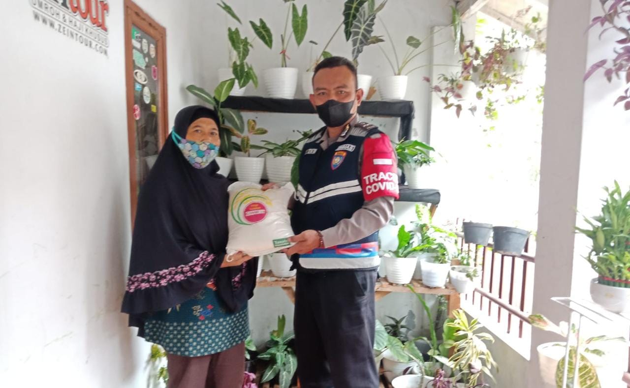 Ringankan Dampak Covid-19 Bhabinkamtibmas Kelurahan Babakan Asih Bagikan Sembako
