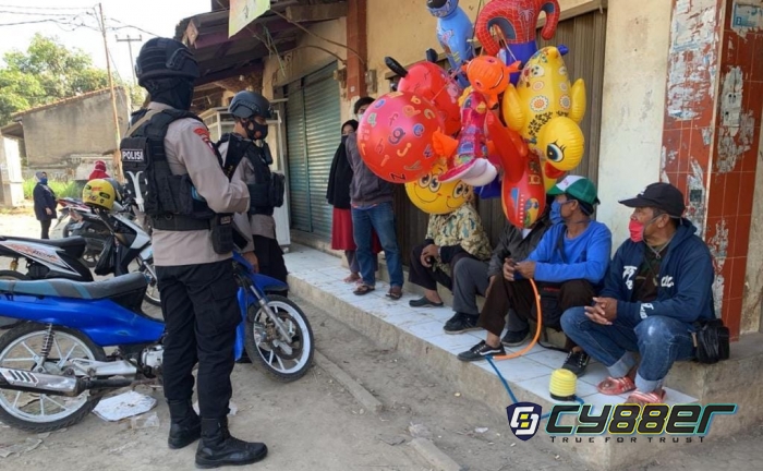 Sat Brimob Polda Jabar Ajak Pedagang dan Warga Cegah Covid-19 dengan Terapkan Prokes