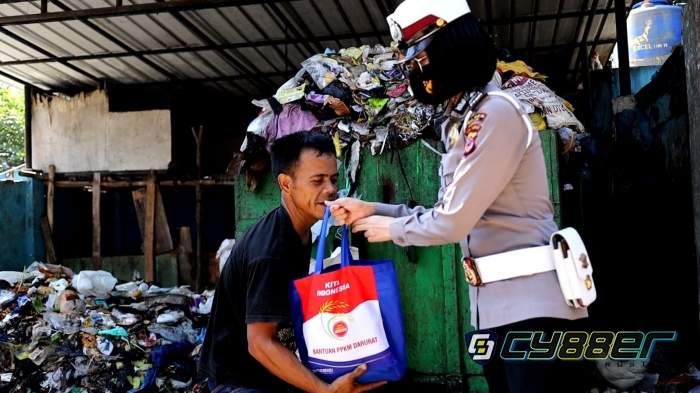 Polisi Bersama TNI Beri Paket Kebutuhan Pokok Bagi  Masyarakat Dimasa PPKM Darurat