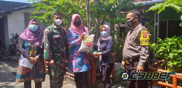 Ditengah PPKM Darurat, Polisi Terus Bagikan Bansos Sembako untuk Warga