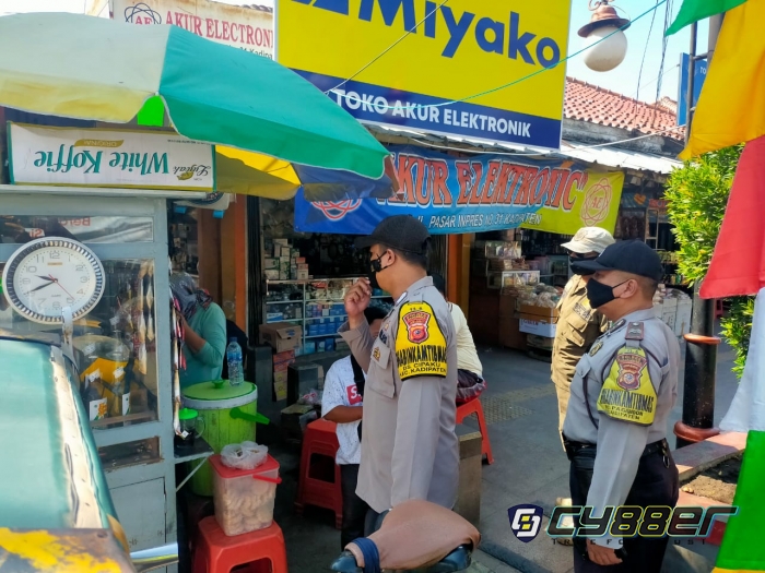 Lakukan Ops Yustisi Di Pasar, Personil Polsek Kadipaten Ingatkan Prokes Dan Jaga Kesehatan