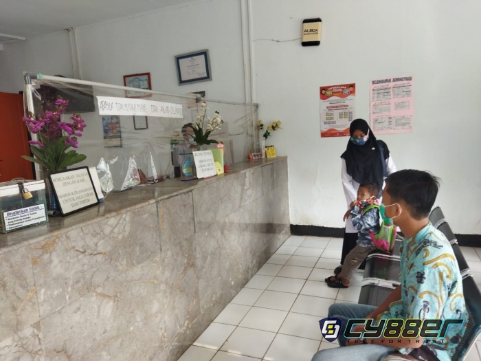 Pembagian BST dan Bantuan Beras di Kantor POS Pamarican Tetap Patuhi Prokes