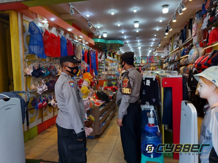 Polisi Lakukan Patroli Gabungan bersama Koramil Cek Situasi Pertokoan Dimasa PPKM Darurat