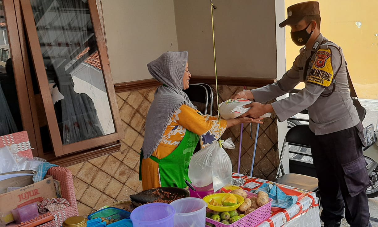 Polisi Salurkan Bansos Beras Secara Door to Door Kepada Warga