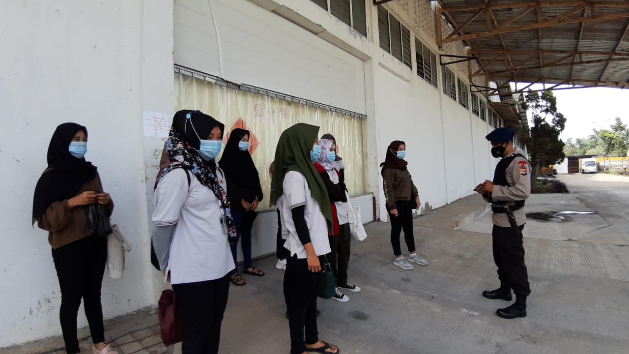 Anggota Sat Brimob Polda Jabar Ajak Karyawan PT. Novatex Tetap Laksanakan Protokol Kesehatan