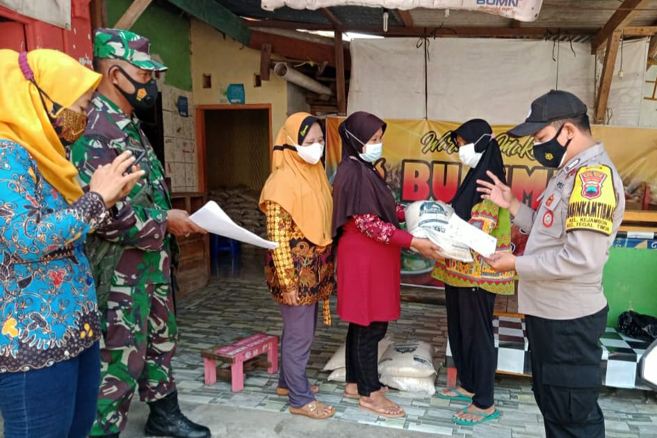 Bhabinkamtibmas dan Babinsa di Kota Tegal, Kawal penyaluran Bantuan Sosial Beras Untuk Warga 