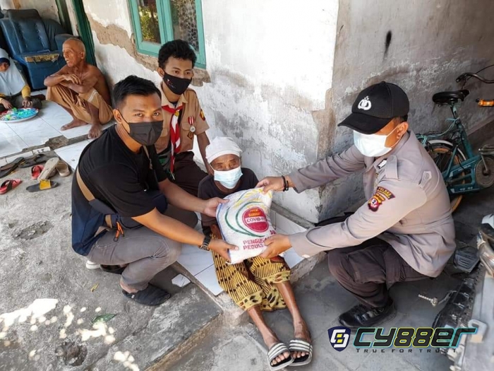 Bhabinkamtibmas Kembali Bagikan Bansos Kepada Warga Kurang Mampu