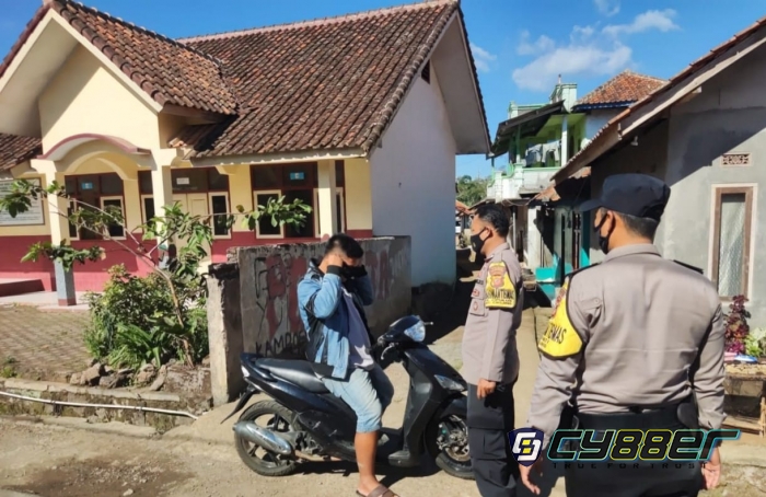 Bhabinkamtibmas Sambangi Pangkalan Ojek dan Bagikan Masker