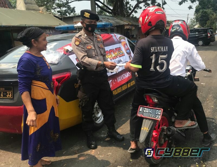 HUT RI ke 76, Satsamapta Polresta Serang Bagikan Masker