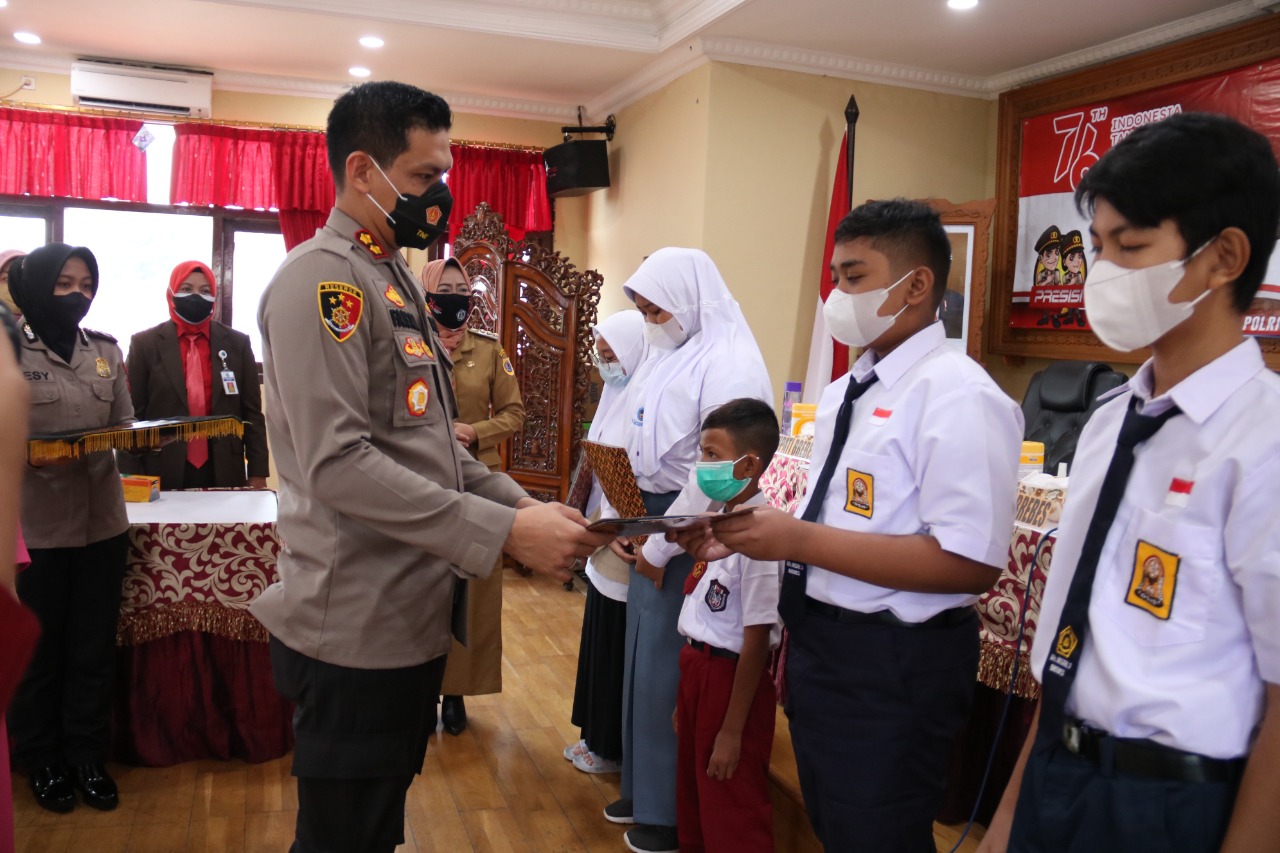 Launching Aku Sedulurmu, Polres Brebes Salurkan Bantuan Pendidikan Siswa Yatim Piatu Akibat Covid-19