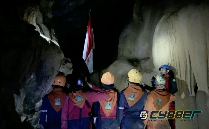 Peringati HUT RI ke-76, KOMMAPALA WINNETOU UNRI Kibarkan Sang Merah Putih di Perut Bumi 