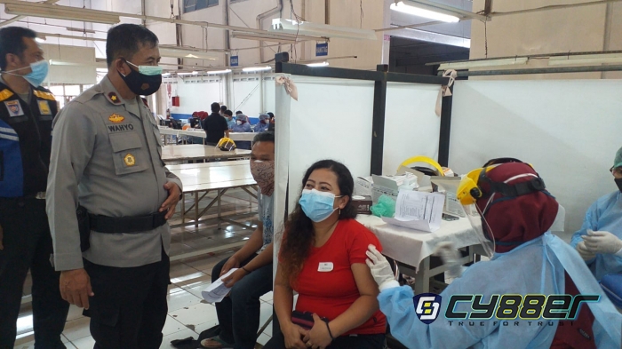 Polisi Kawal dan Jaga Ketat Serbuan Vaksinasi Presisi di PT. Derma Cileunyi