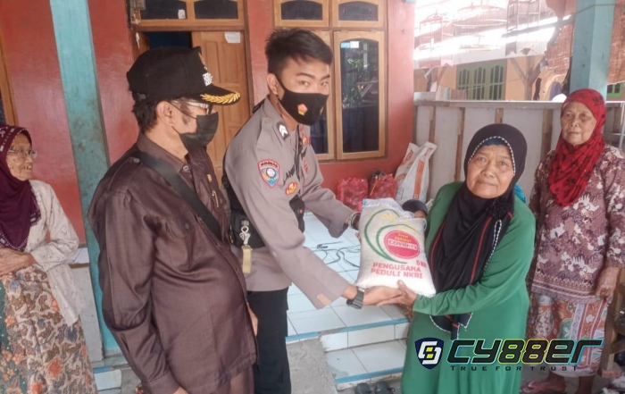 Polisi Kembali Bergerak Salurkan Bansos pada Warga Jompo