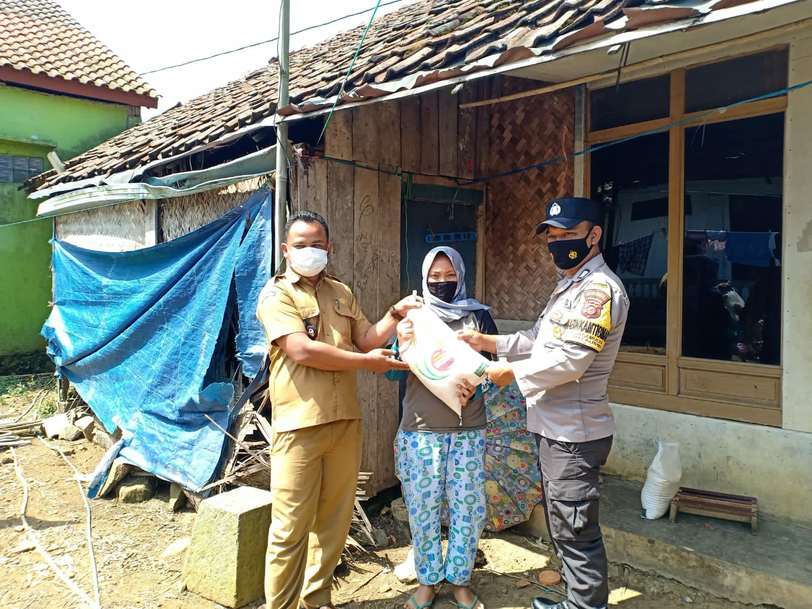 Polisi Kembali Salurkan Bansos Polri Kepada Warga Kurang Mampu