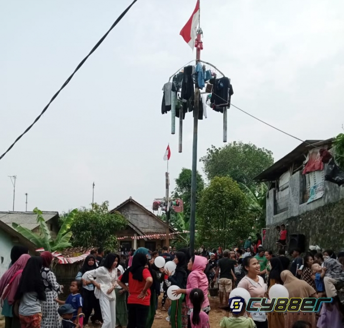 Warga Cibogo Tugujaya Rayakan HUT RI ke-76 dengan Lomba Panjat Pinang