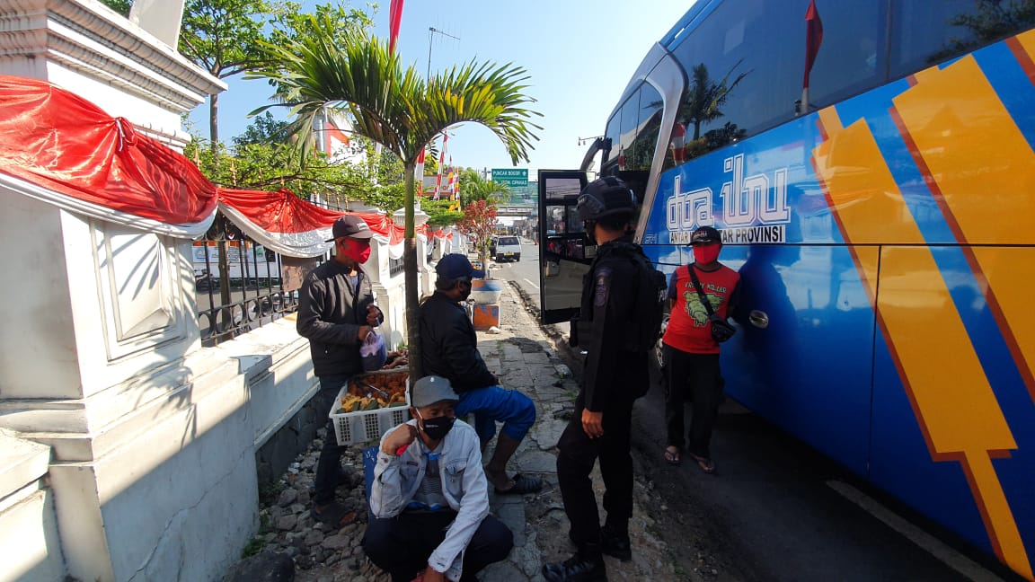 Cegah Penyebaran Covid 19, Sat Brimob Polda Jabar Ingatkan Pedagang Terapkan Prokes