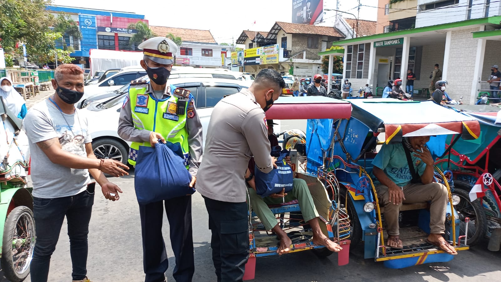 Pendistribusian Bansos Oleh Polri  Kepada Warga Yang Terdampak PPKM Level 4 di Sumedang