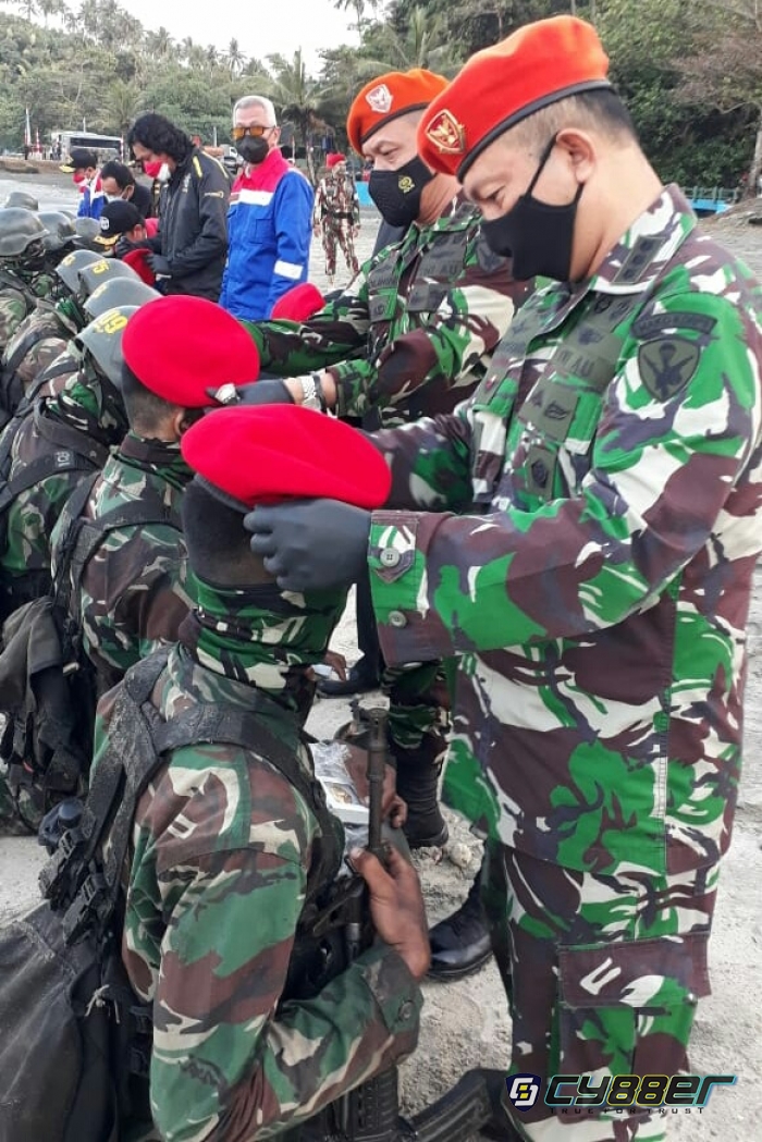 Sebanyak 14 Prajurit KORPASKHAS Sandang Pisau Komando KOPASSUS 