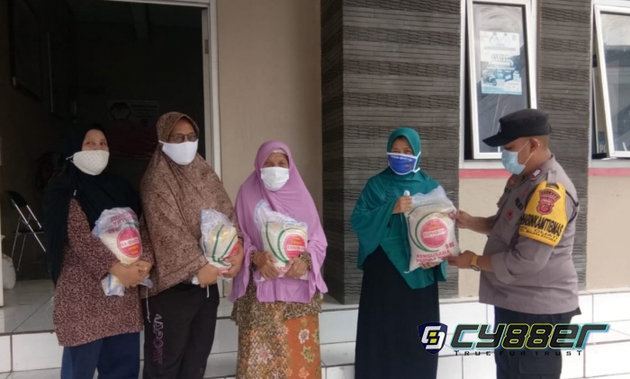 Bhabinkamtibmas Polsek Majalengka Kota Salurkan Bansos 25 Paket Beras