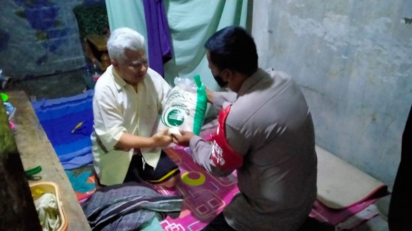 Polisi Bagikan Bantuan Sosial Beras Kepada Masyarakat