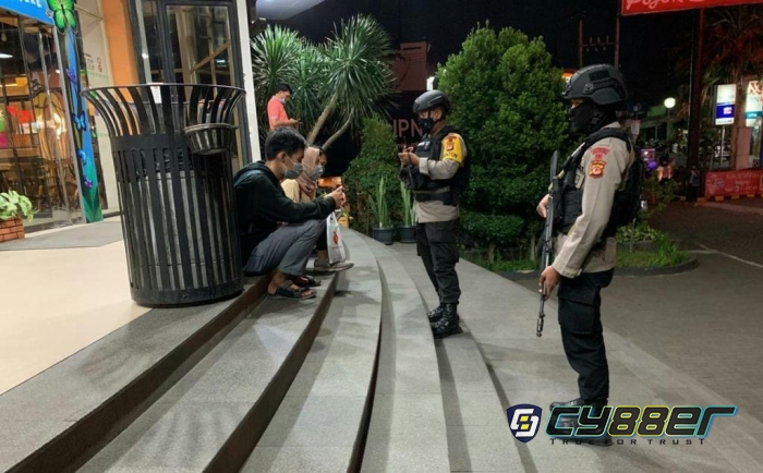 Sat Brimob Polda Jabar Ajak Warga Jatinangor Patuhi Prokes Ditengah Pandemi