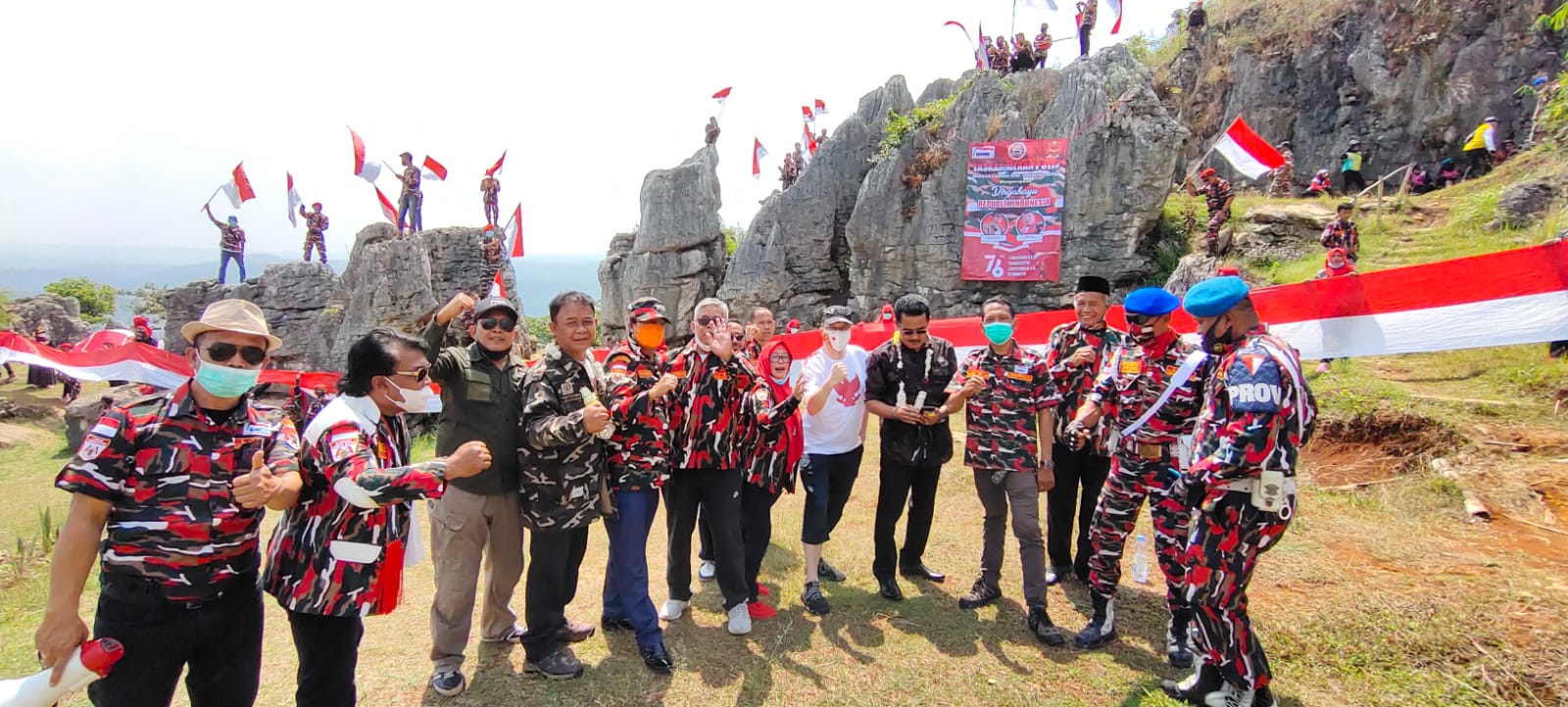 HUT RI Ke-76, Laskar Merah Putih Gelar Parade dan Bentang Bendera Merah Putih di Stone Garden