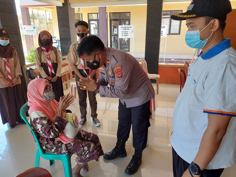 Kapolsek Kasokandel Salurkan Bansos Kepada Warga Jompo di Kantor Balai Desa Gunungsari
