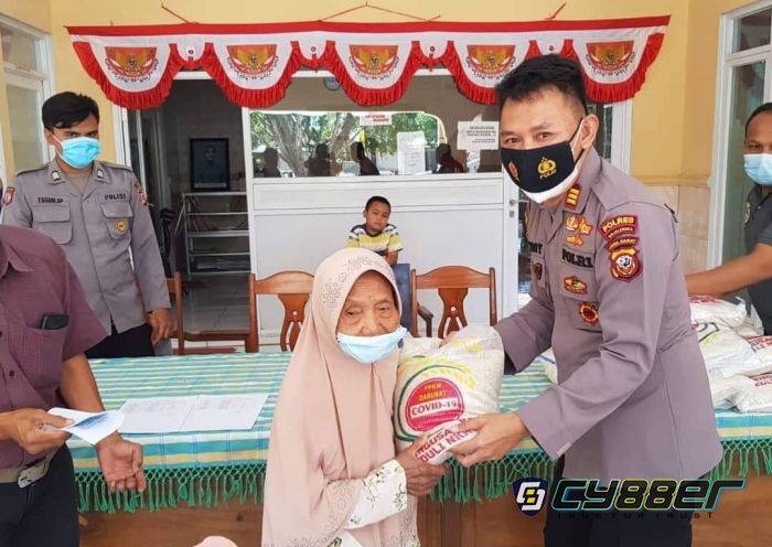 Polri Salurkan Bansos Di Halaman Balai Desa Garawangi