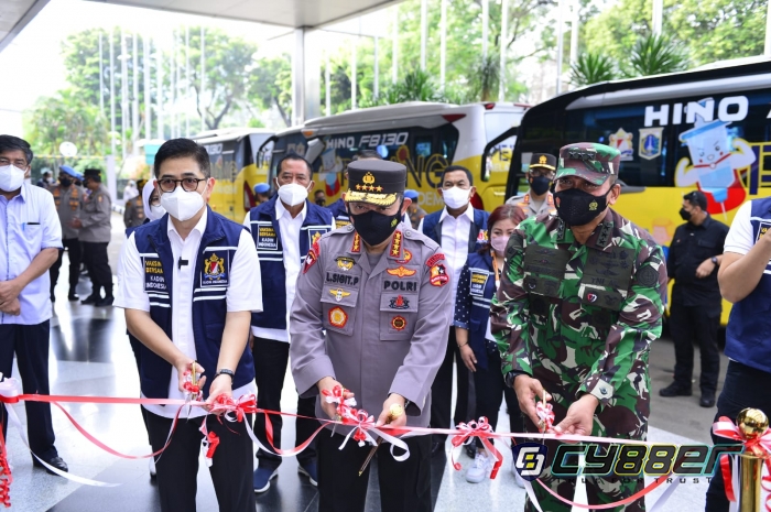 Kapolri Lepas Bus Vaksinasi Keliling Sasar Warga yang Tak Terjangkau 