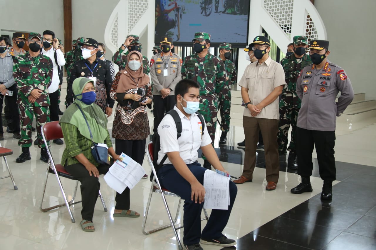 Vaksinasi dan Bansos di Jogyakarta, Kapolri Ingatkan Warga Disiplin Prokes di Sektor Ekonomi 