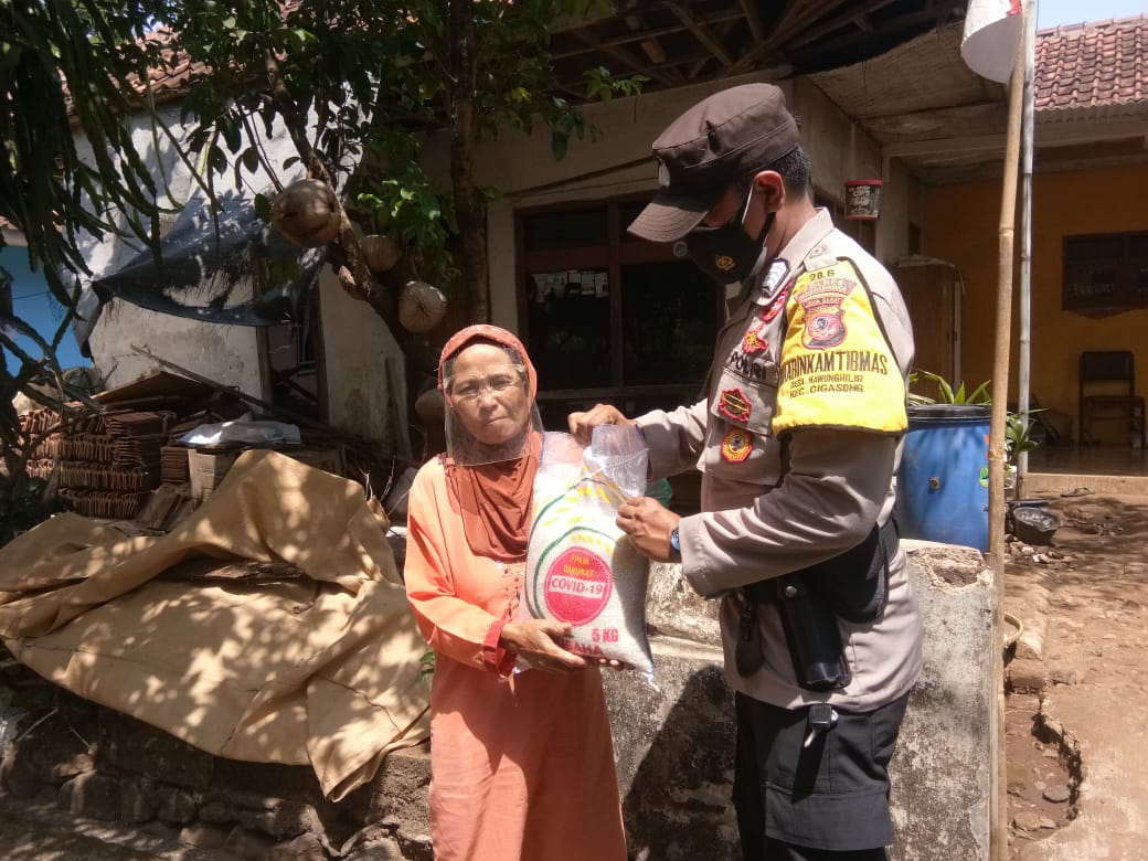 Bhabinkamtibmas Polsek Cigasong Kembali Salurkan Bansos Beras