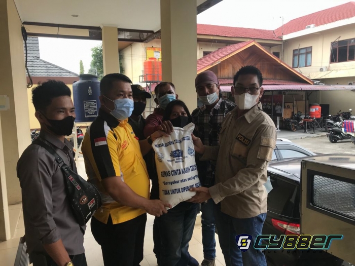 Kapolresta Pekanbaru Salurkan Bansos Kepada Wartawan 