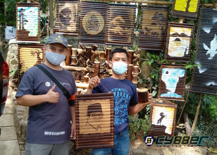 Pengrajin Bambu Ukir Situ Cangkuang Berikan Cindera Mata Lukisan Wajah Sandiaga Uno 