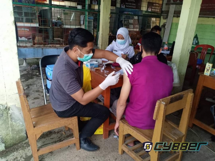 Ratusan Warga Antusias Ikuti Vaksin Tahap I dan II